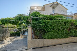 Property grounds - Modern Apartment Near Trogir Beach with Sea View Terrace and Lounge Area - Two Bedroom Apartment (Trogir)