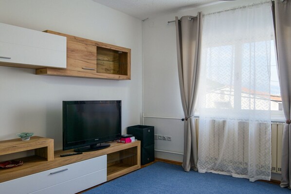 Smart TV - Modern Apartment Near Trogir Beach with Sea View Terrace and Lounge Area - Two Bedroom Apartment (Trogir)