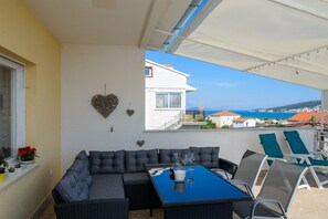 Outdoor dining - Modern Apartment Near Trogir Beach with Sea View Terrace and Lounge Area - Two Bedroom Apartment (Trogir)