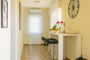 Spa - Modern Apartment Near Trogir Beach with Sea View Terrace and Lounge Area - Two Bedroom Apartment (Trogir)