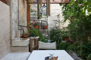 Outdoor dining - Double Room with Old town view (Dubrovnik)