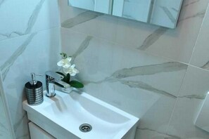 Shower - Charming Sinj Town Studio Apartments - Studio Apartments (Sinj)