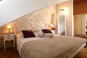 Iron/ironing board, travel cot, free WiFi