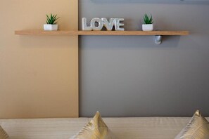 Travel crib, free WiFi