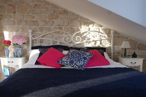 1 chambre, fer et planche à repasser, lit de bébé portatif