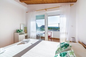 6 bedrooms, iron/ironing board, free WiFi