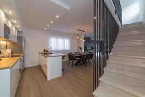 Køleskab, mikrobølgeovn, ovn, kogeplade
