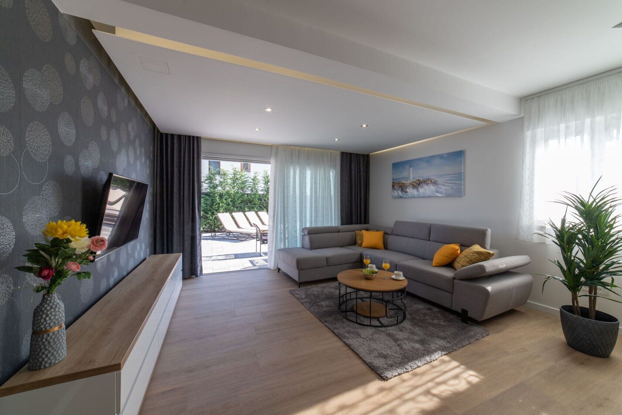 Smart TV, fireplace
