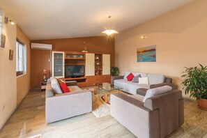 Smart TV, ping pong - Mediterranean Stylish Villa with Pool in Kastel Stari - Six Bedroom Villa with Pool (Kastel Stari)