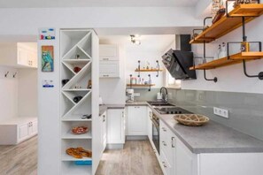 Fridge, oven, stovetop, dishwasher