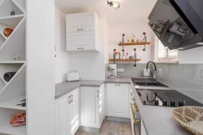 冷蔵庫、オーブン、コンロ、食器洗い機