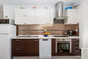 Fridge, microwave, oven, stovetop - 1 Bedroom apartment with terrace (Njivice)