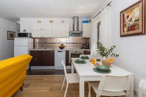 Fridge, microwave, oven, stovetop - 1 Bedroom apartment with terrace (Njivice)