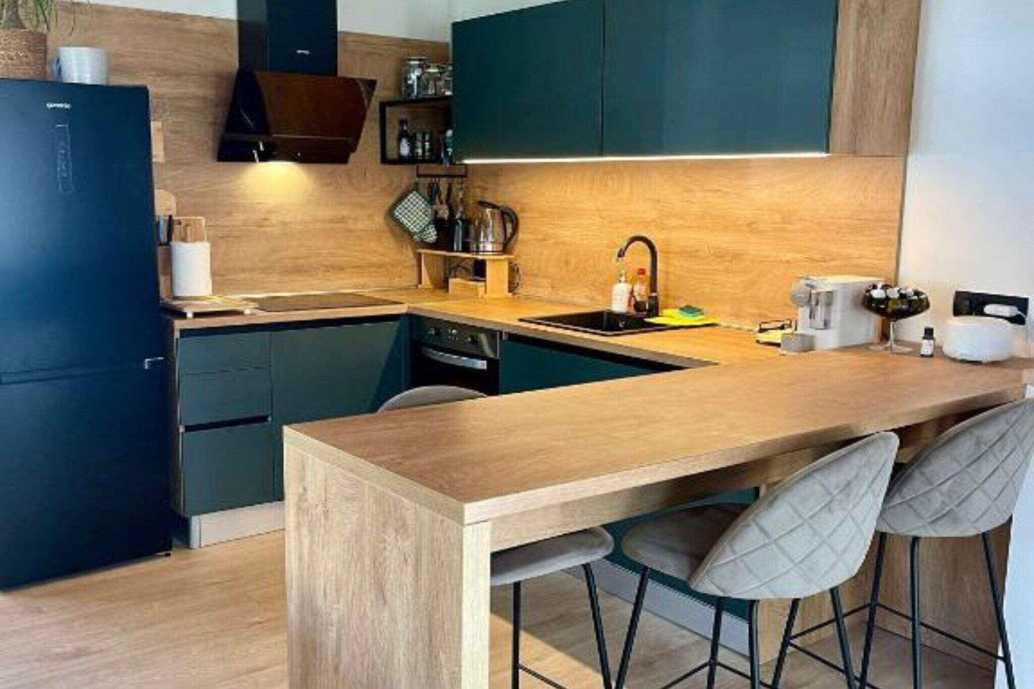 Coffee/tea maker, fridge, oven, stovetop