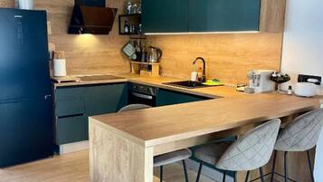 Coffee/tea maker, fridge, oven, stovetop