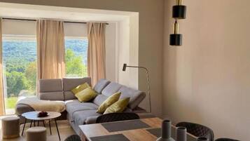 Smart TV, fireplace