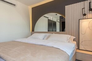 4 bedrooms, iron/ironing board, travel cot, free WiFi