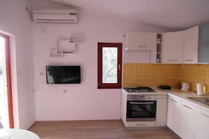 Réfrigérateur, four, plaque de cuisson, cafetière/bouilloire