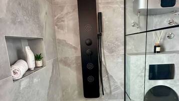 Dusche, kostenlose Toilettenartikel, Haartrockner