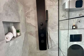 Shower, free toiletries, hair dryer