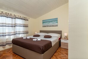 3 habitaciones, tabla de planchar con plancha y cuna de viaje 