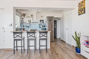 Kühlschrank, Mikrowelle, Ofen, Wasserkocher mit Kaffee-/Teezubehör