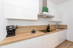 ثلاجة، ميكروويف، فرن، موقد طهي مسطح