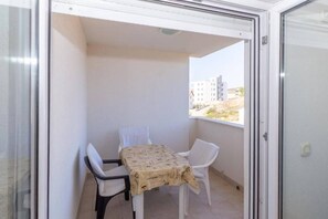 Outdoor dining - One Bedroom Apartment with Balcony (Okrug Gornji)