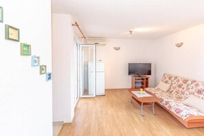 Smart TV - One Bedroom Apartment with Balcony (Okrug Gornji)