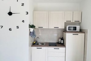 Réfrigérateur, micro-ondes, four, plaque de cuisson