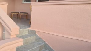 A staircase with a pink wall and a window. - Apartments Rubbi - Two Bedroom Apartment with Terrace (Vrsi)