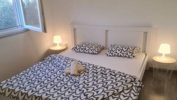 2 bedrooms, travel crib, WiFi (free)