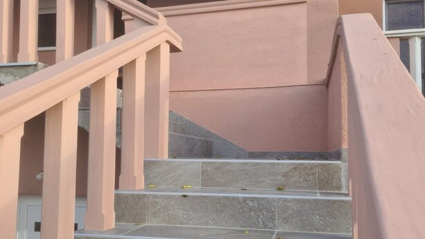 A staircase with pink railings and stone steps. - Apartments Rubbi - Two Bedroom Apartment with Terrace (Vrsi)