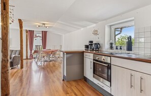 Frigorífico, placa de cocina, cafetera o tetera y utensilios de cocina