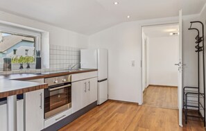 Frigorífico, placa de cocina y cafetera o tetera