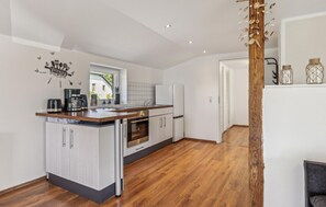 Kühlschrank, Herdplatte, Wasserkocher mit Kaffee-/Teezubehör