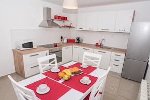 Coffee/tea maker, fridge, microwave, oven