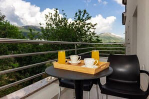Outdoor dining - Modern Apartments with Private Balcony - Deluxe One Bedroom Apartment (Kastel Novi)