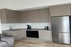 Kühlschrank, Ofen, Herdplatte, Wasserkocher mit Kaffee-/Teezubehör