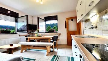Hus (Three Bedroom Holiday Home With Terra) | Privat køkken | Køleskab, køkkentøj/tallerkener/redskaber