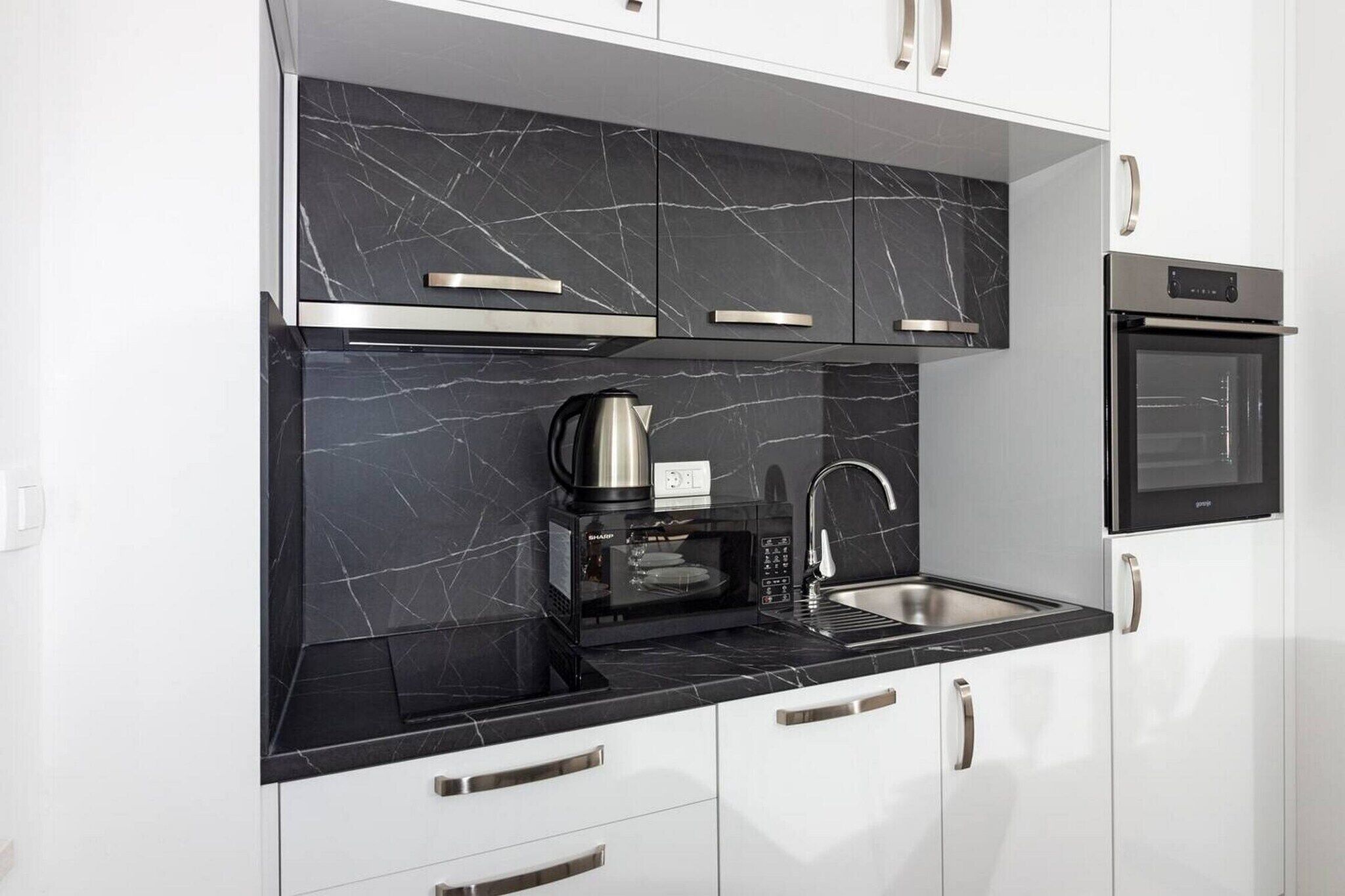 Kühlschrank, Mikrowelle, Ofen, Herdplatte