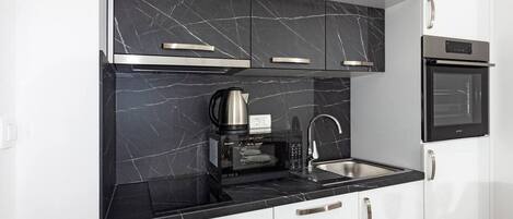 Kylskåp, mikrovågsugn, ugn och spishäll