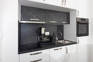 Frigorifero, microonde, forno, piano cottura