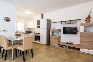 Fridge, microwave, oven, stovetop - Cozy One Bedroom Apartment with Terrace (Brsec)
