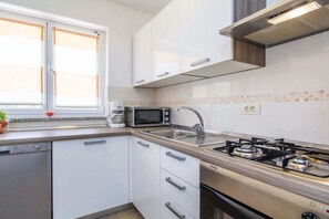 Fridge, microwave, oven, stovetop - Cozy One Bedroom Apartment with Terrace (Brsec)