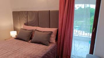 2 bedrooms, iron/ironing board, travel crib, WiFi (free)