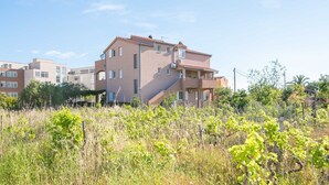 A multi-story residential building with a flat roof and a balcony. - Comfortable Kastel Stafilic Apartment with Balcony - Two Bedroom Apartment with Balcony and Sea View (Kastel Stafilic)