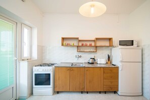 Kühlschrank, Mikrowelle, Ofen, Herdplatte