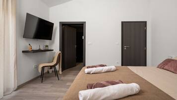 Iron/ironing board, travel crib, free WiFi