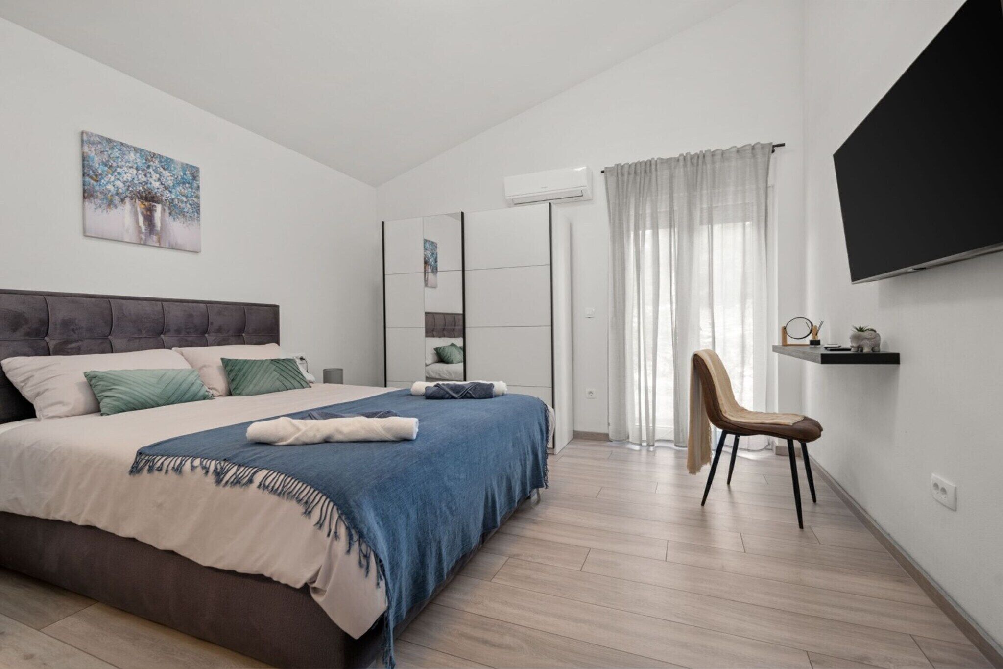 Iron/ironing board, travel crib, free WiFi